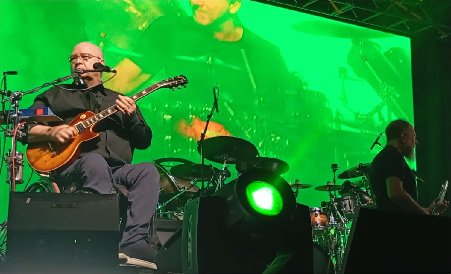 Em noite chuvosa, Paralamas põe público para dançar e cantar no Araújo Vianna